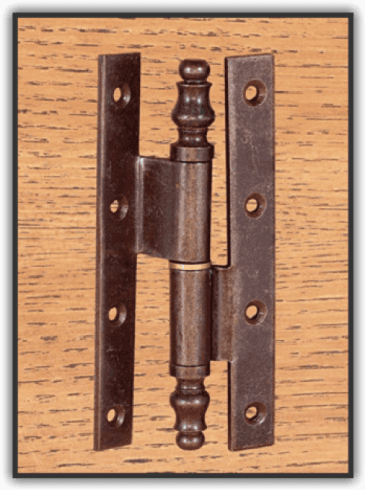 Un'immagine di una cerniera di una porta su una superficie di legno