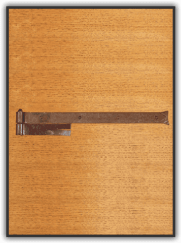 Un'immagine di una cerniera di una porta su una superficie di legno