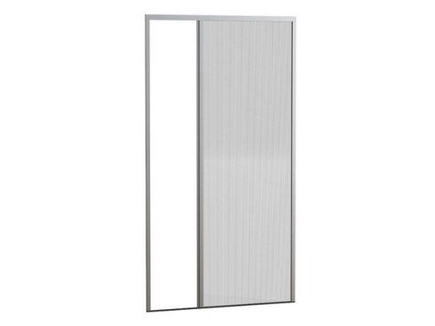 Una porta bianca con una zanzariera.