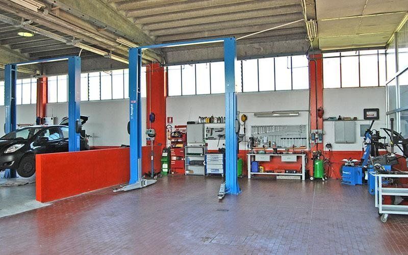 interno dell'officina e carrozzeria