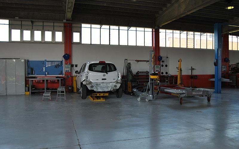 auto in riparazione in officina