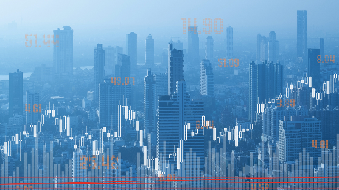 Un paesaggio urbano sovrapposto a grafici azionari finanziari e punti dati digitali in una fredda palette di colori blu e arancione.