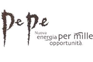 Logo with “De pe”: “Nuova energia per mille opportunità” in brown and gray text on white background