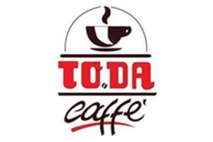 Logo di TODA Caffè con una tazza fumante marrone sopra un testo rosso in grassetto su sfondo bianco.
