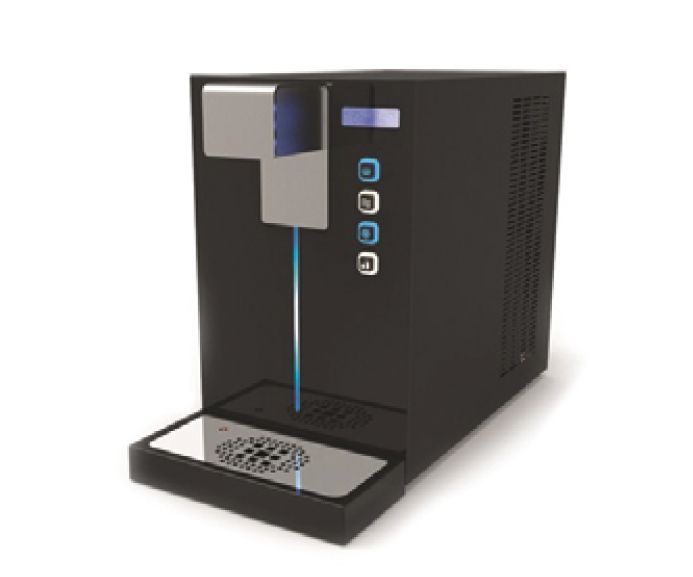 Distributore di bevande da banco nero con vassoio raccogligocce frontale e pannello di controllo illuminato di blu.
