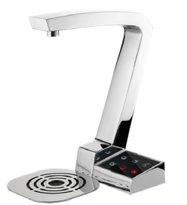 Rubinetto automatico cromato con comandi a sensore e piletta di scarico rotonda su sfondo bianco.
