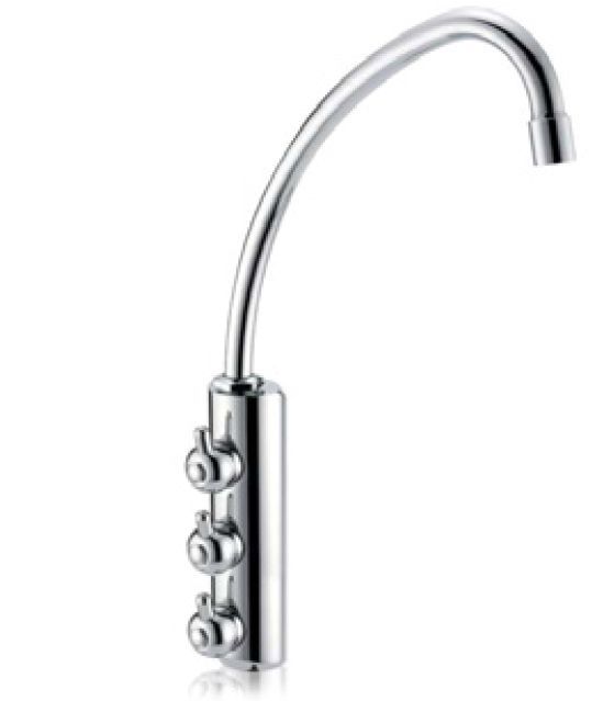 Rubinetto da cucina ad arco cromato con tre manopole di controllo su sfondo bianco.