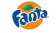 Logo Fanta con scritta blu su cerchio arancione e decorazione a forma di foglia verde.