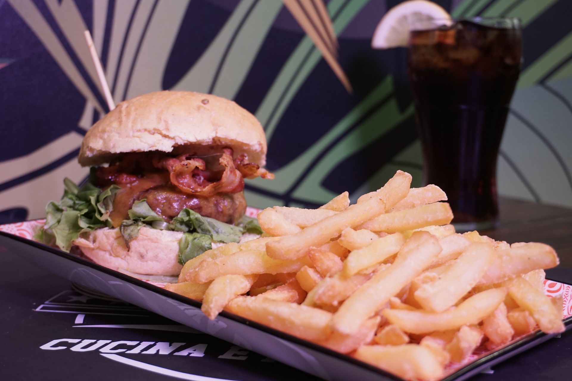 Hamburger e patatine fritte 