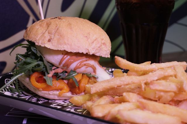 Hamburger e patatine fritte 