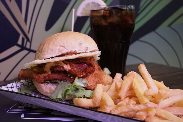 Hamburger e patatine fritte 