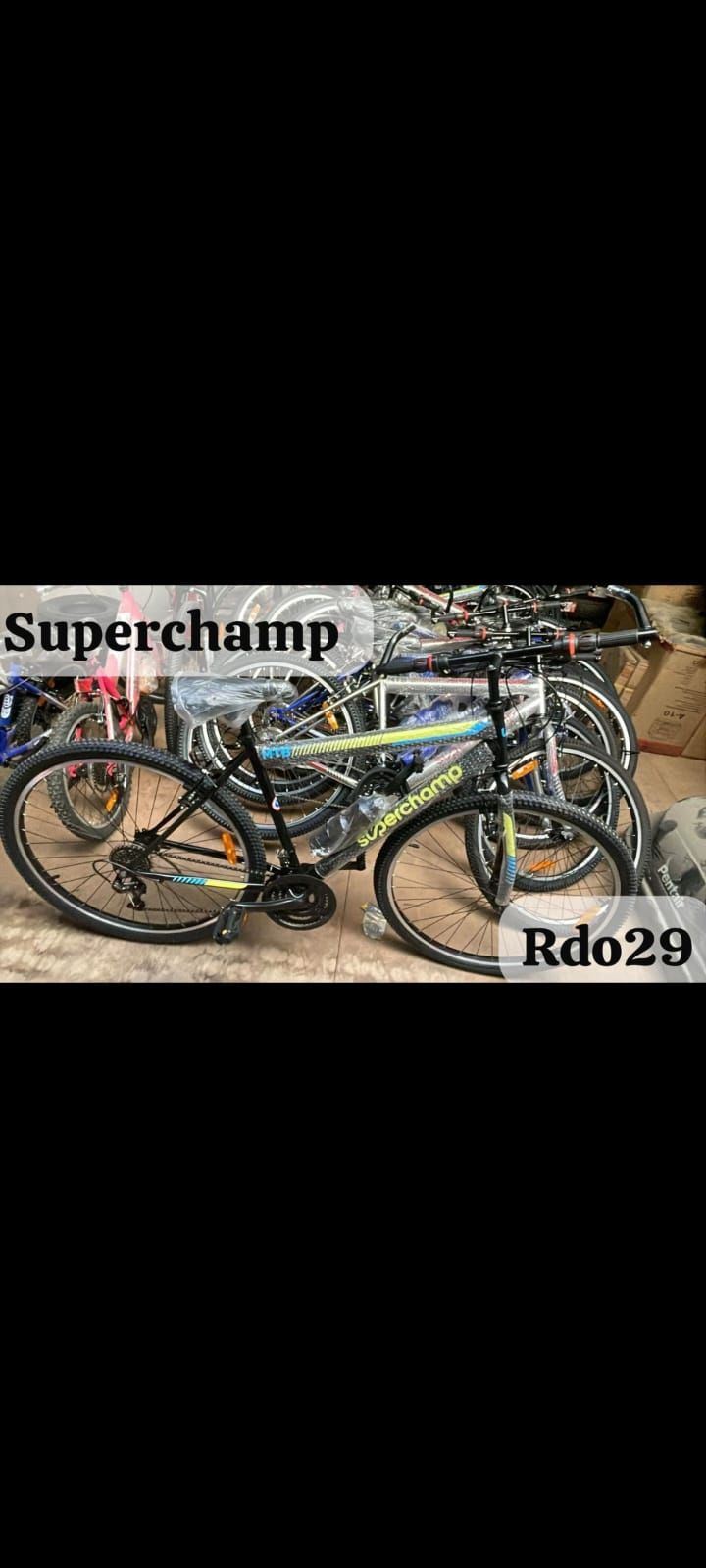 Bicicleta de montaña con llantas amarillas sobre tierra, con las etiquetas “Superchamp” y “Rdo29”.