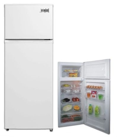 Se muestra un frigorífico blanco con congelador superior, tanto cerrado como abierto, dejando ver los estantes con alimentos y bebidas en su interior.