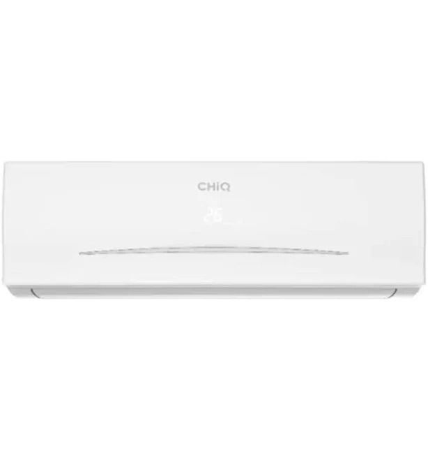 Aire acondicionado blanco montado en la pared con el logotipo de CHiQ sobre un fondo liso.