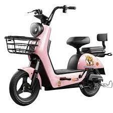 Patinete eléctrico rosa con cesta, asiento negro y faro delantero sobre fondo blanco.