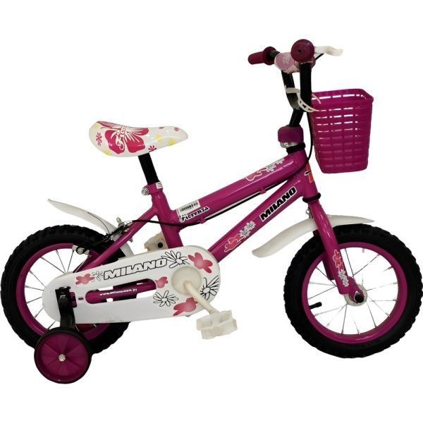 Bicicleta infantil rosa con ruedines, asiento y cesta blancos, sobre fondo blanco.