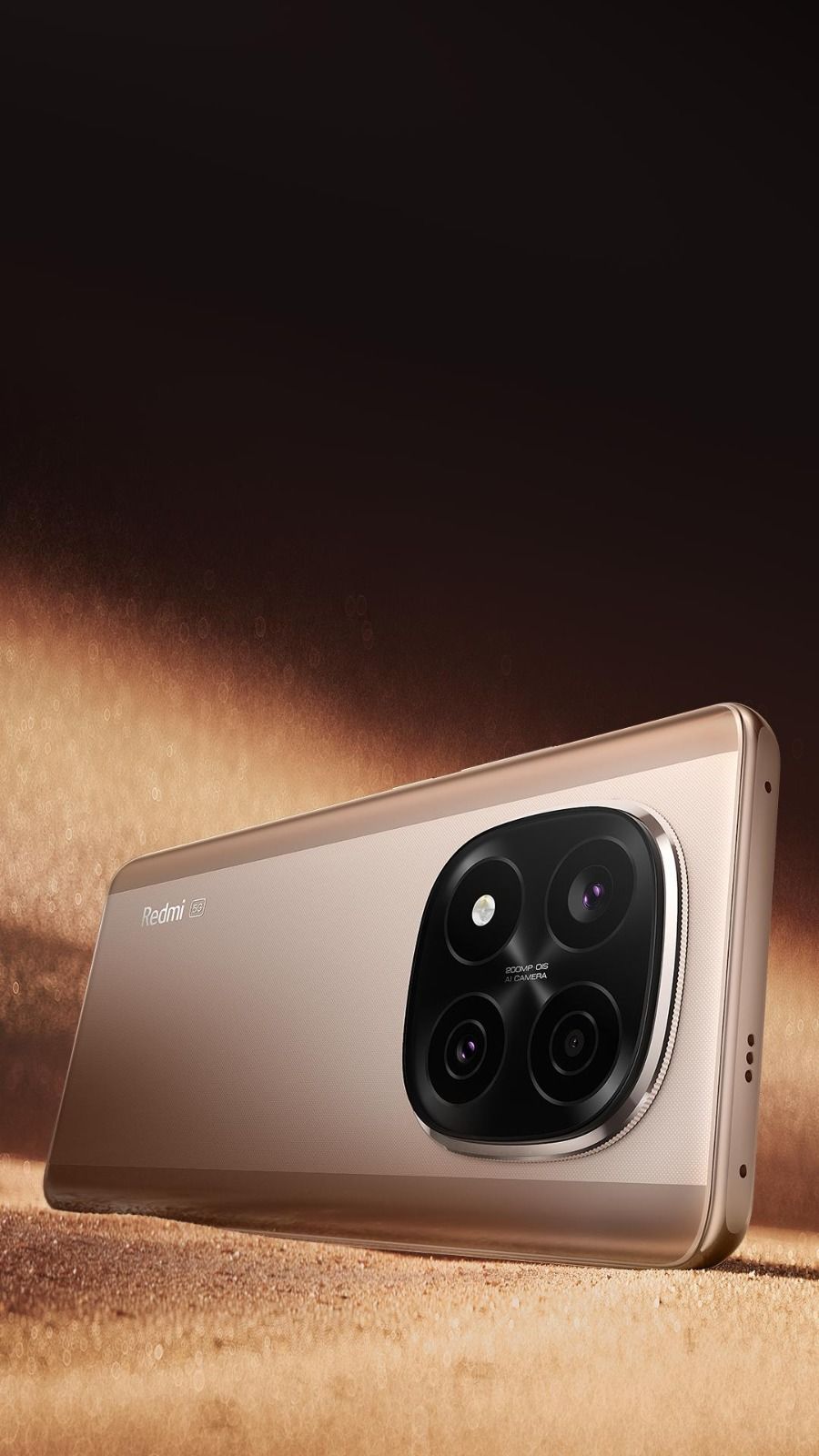 Smartphone dorado con un gran módulo de cámara cuádruple sobre un fondo cálido y texturizado.