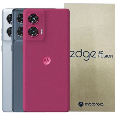 Teléfonos Motorola Edge 50 Fusion en rosa y azul grisáceo junto a la caja del producto.