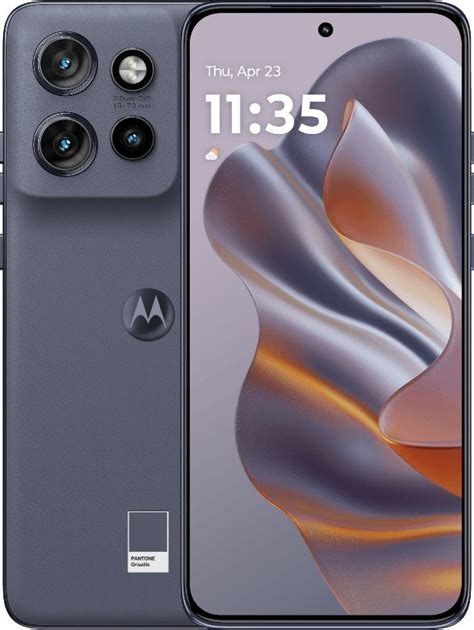 Se muestra un teléfono inteligente Motorola de color morado, tanto por delante como por detrás, con triple cámara y un fondo de pantalla abstracto.