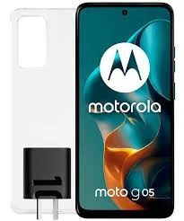 Smartphone Motorola Moto G05 en color blanco, mostrando la pantalla frontal y los accesorios del cargador negro.