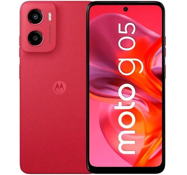 Smartphone Motorola Moto G05 en color blanco, mostrando la pantalla frontal y los accesorios del cargador negro.