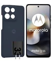 Se muestra el teléfono Motorola Moto G56 por delante y por detrás, con una carcasa azul oscuro y un recorte para la triple cámara en la parte posterior.