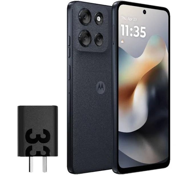 Smartphone Motorola con un cargador negro de 33 W sobre un fondo blanco.