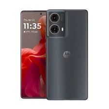 Vista frontal y trasera del smartphone Motorola Moto G85 5G, color gris oscuro con pantalla roja.