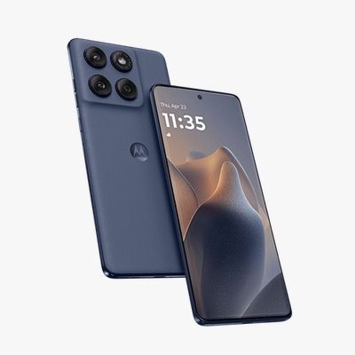 Se muestra un teléfono inteligente Motorola azul, tanto por delante como por detrás, con cuatro cámaras y una pantalla de inicio iluminada.