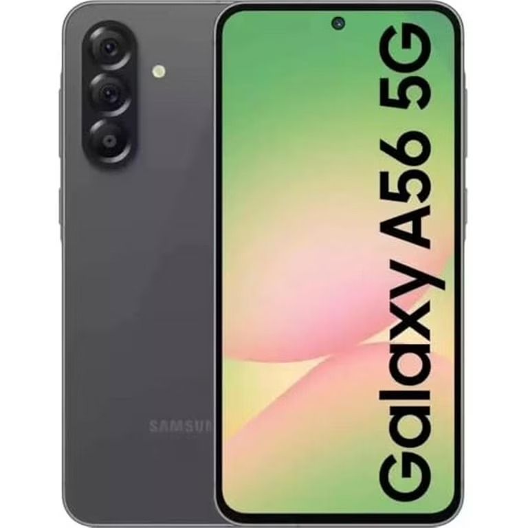 Se muestra el teléfono Samsung Galaxy A56 5G por delante y por detrás, de color gris oscuro con texto en la pantalla de color verde.