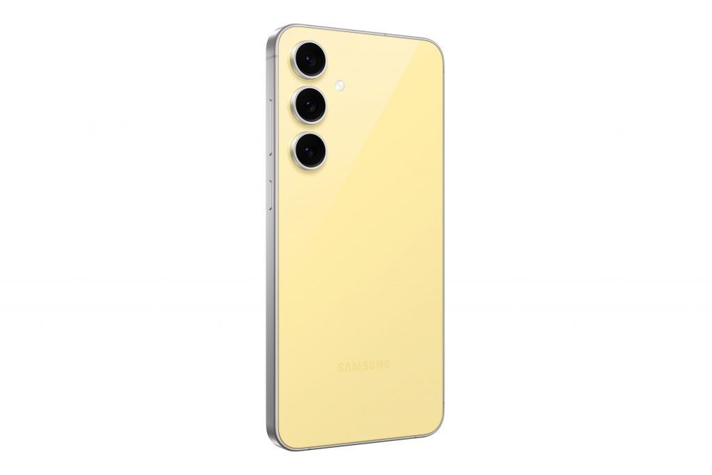 Anuncio del Samsung Galaxy S24 FE que muestra teléfonos en color menta y plata, uno de ellos con una mujer en la pantalla.