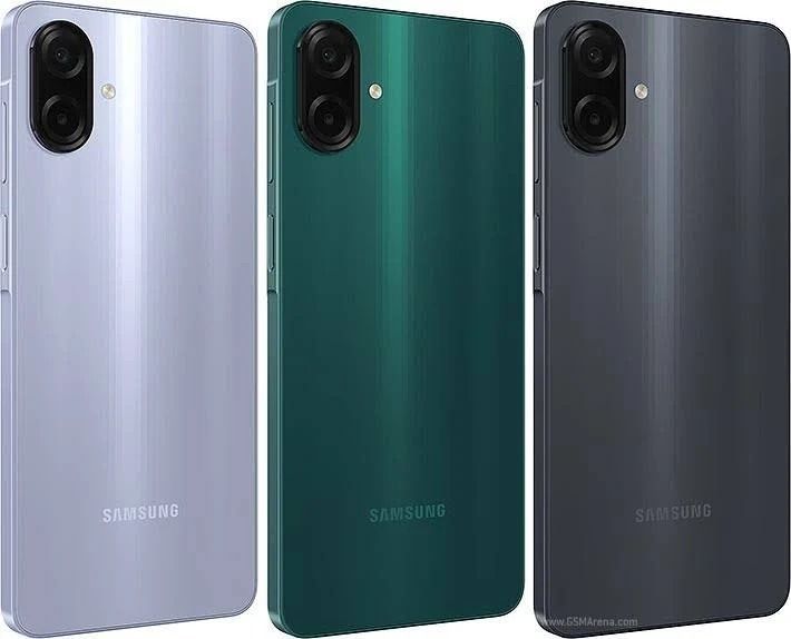 Tres teléfonos inteligentes mostrados de frente y de espaldas en color plata, verde y gris oscuro con una pantalla morada.