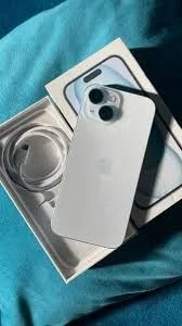 IPhone blanco de Apple visto desde atrás con lentes de cámara duales y el logotipo de Apple centrado.
