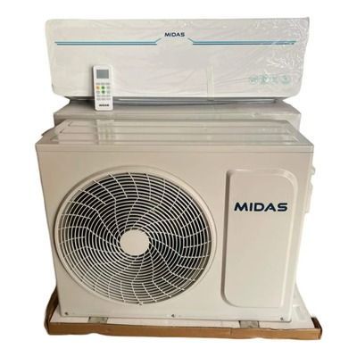 Unidad exterior de aire acondicionado MIDAS blanca con ventilador grande, envuelta en plástico y colocada sobre un palé.