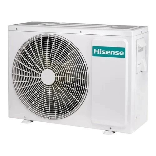 Unidad exterior de aire acondicionado Hisense blanca con ventilador frontal grande.
