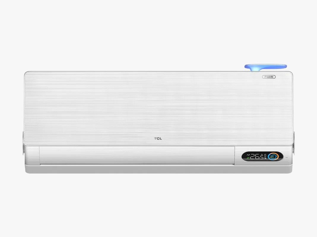 Unidad exterior de aire acondicionado TCL blanca con ventilador grande y rejilla lateral.