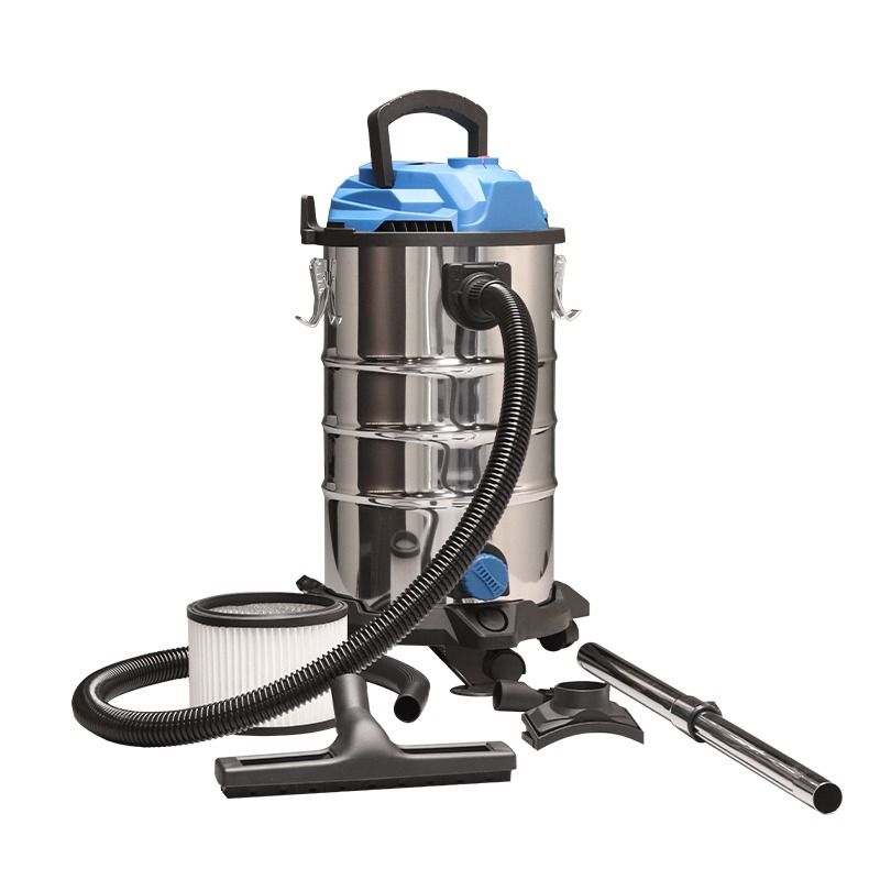 Aspiradora de acero inoxidable para sólidos y líquidos con tapa, manguera, boquilla para suelos y accesorios azules sobre fondo blanco.