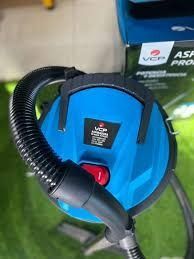 Aspiradora de acero inoxidable para sólidos y líquidos con tapa, manguera, boquilla para suelos y accesorios azules sobre fondo blanco.