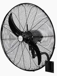 Ventilador industrial negro de pared con rejilla de alambre y tres aspas.