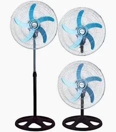 Tres ventiladores eléctricos de aspas azules colocados en diferentes posiciones, incluyendo un ventilador de pedestal y ventiladores de mesa inclinados.