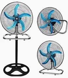 Tres ventiladores eléctricos de aspas azules colocados en diferentes posiciones, incluyendo un ventilador de pedestal y ventiladores de mesa inclinados.