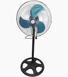 Ventilador eléctrico de pie con aspas azules, base redonda y mástil negro.
