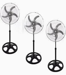 Tres ventiladores de pedestal negros con bases redondas y aspas transparentes sobre un fondo blanco.