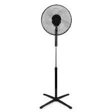 Tres ventiladores de pedestal negros con bases redondas y aspas transparentes sobre un fondo blanco.