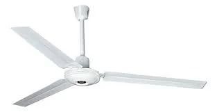 Ventilador de techo blanco de tres aspas sobre fondo claro.