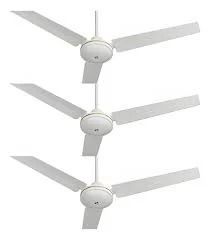 Ventilador de techo blanco de tres aspas sobre fondo claro.