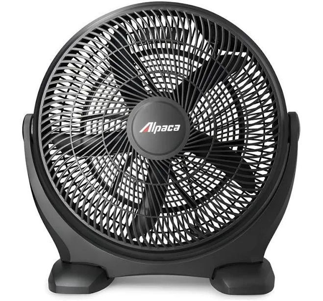 Ventilador de escritorio Black Alpaca con rejilla circular y tres aspas sobre fondo blanco.
