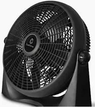Ventilador de escritorio Black Alpaca con rejilla circular y tres aspas sobre fondo blanco.