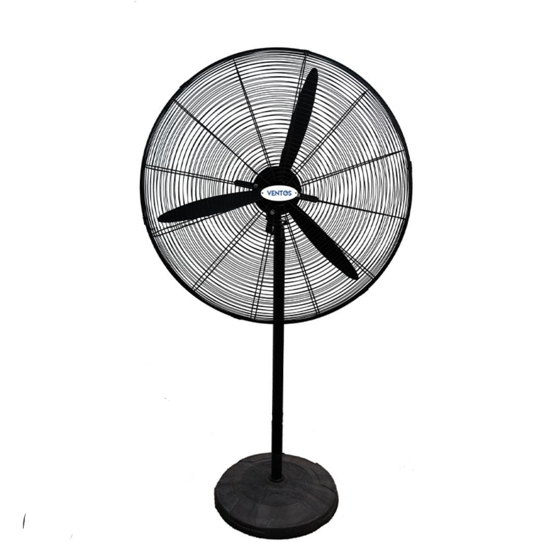 Ventilador oscilante de pie de color negro sobre una base redonda sobre un fondo blanco.