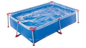 Piscina inflable azul sobre el suelo con agua y postes de soporte blancos.